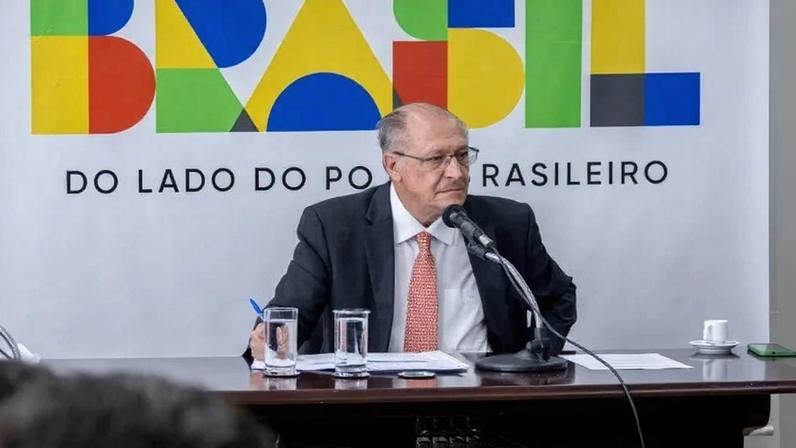 Conhecida como 'taxa das blusinhas', o tributo foi criticado, nesta semana, tanto pelo presidente Luiz Inácio Lula da Silva (PT) como pelo ministro José Guimarães, da Secretaria de Relações Institucionais - (crédito: Júlio César Silva/MDIC)