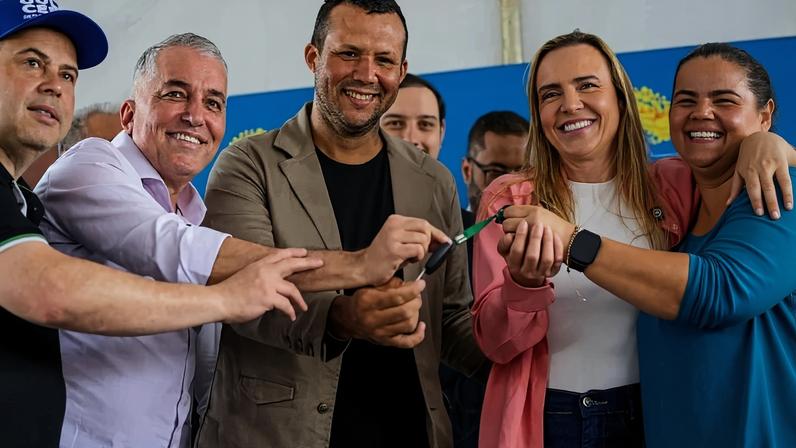 Governadora Celina Leão entregou, nesta quinta-feira (16/4/2026), 15 novos micro-ônibus que vão atender o Paranoá e o Itapoã - (crédito: Renato Alves/Agência Brasília)