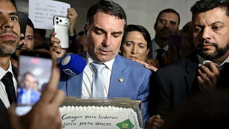 Flávio Bolsonaro recebeu um bolo de aniversário no Congresso Nacional durante a sessão desta quinta-feira (30/1) - (crédito: Edilson Rodrigues/Agência Senad)