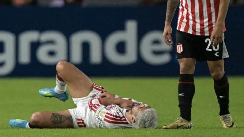 A dor de Arrascaeta ao fraturar a clavícula durante o empate por 1 x 1 com o Estudiantes - (crédito: Juan Mabromata/AFP)