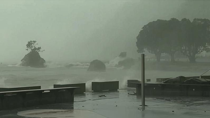 Ventos fortes e ondas vindas da costa da Nova Zelândia após a passagem do Ciclone Vaianu