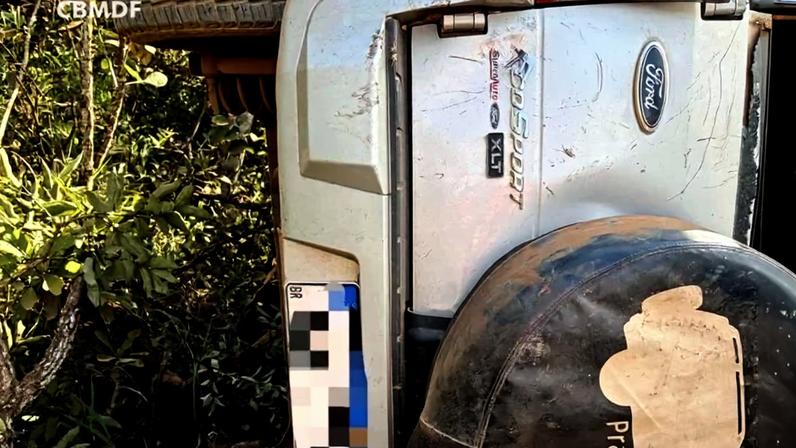 Capotamento de veículo deixa mulher em estado grave em Planaltina (GO) - (crédito: Divulgação CBMDF)