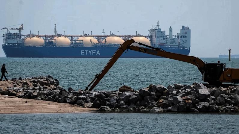Perto de Singapura, o Estreito de Malaca tem apenas cerca de 2,8 km de largura - (crédito: BBC)