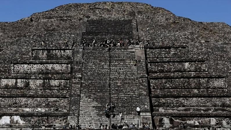 O ataque a tiros ocorreu em um dos níveis superiores da pirâmide - (crédito: Getty Images)