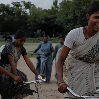 Como a bicicleta transformou a vida de mulheres indianas com leitura e educação