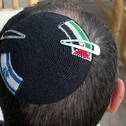 Judeu é preso em Israel por usar quipá com bandeiras de Israel e Palestina