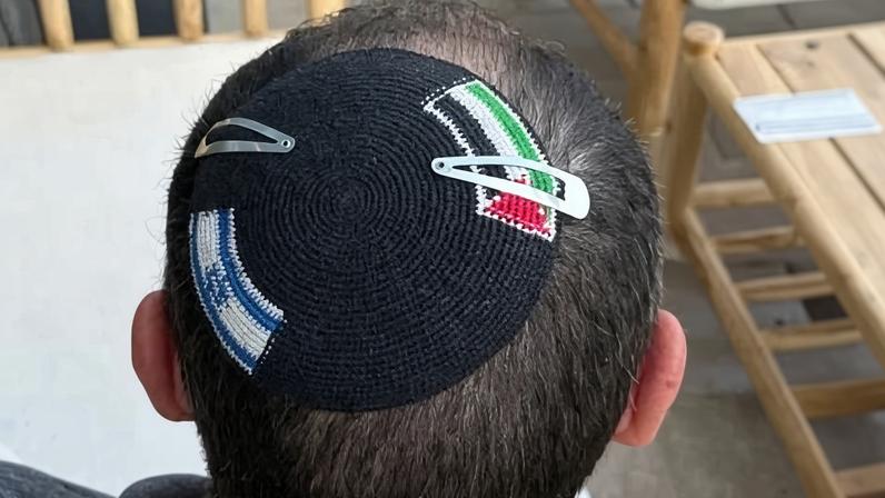 Alex Sinclair afirmou que normalmente usava um quipá bordado com as bandeiras de Israel e da Palestina