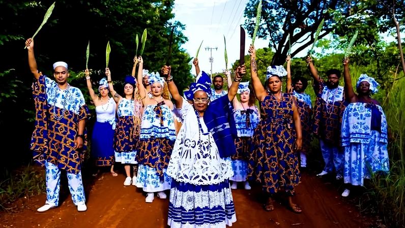 Grupo de Afoxé Ogum Pá usa dança, percusão e músicas do candomblé para a resistência do movimento no DF - (crédito: Davi Mello)