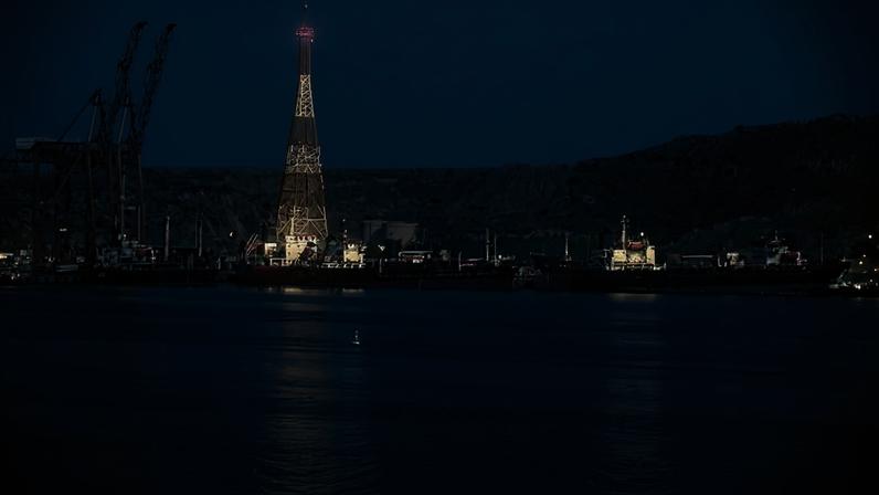 Petroleiros são vistos no Terminal de Contêineres de Khor Fakkan, o único porto natural de águas profundas da região e um dos principais portos de contêineres do Emirado de Sharjah, ao longo do Estreito de Ormuz, uma hidrovia por onde passa um quinto da produção mundial de petróleo, em 23 de junho de 2025 - (crédito: GIUSEPPE CACACE / AFP)
