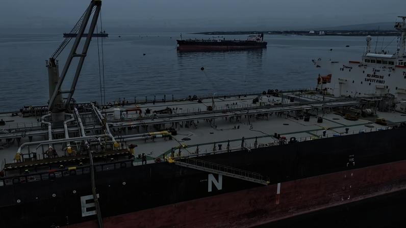 Petroleiro de bandeira grega é carregado no litoral mediterrâneo da Síria com óleo do Iraque: importadores e exportadores buscam rotas alternativas - (crédito: Kawnat Haju/AFP)