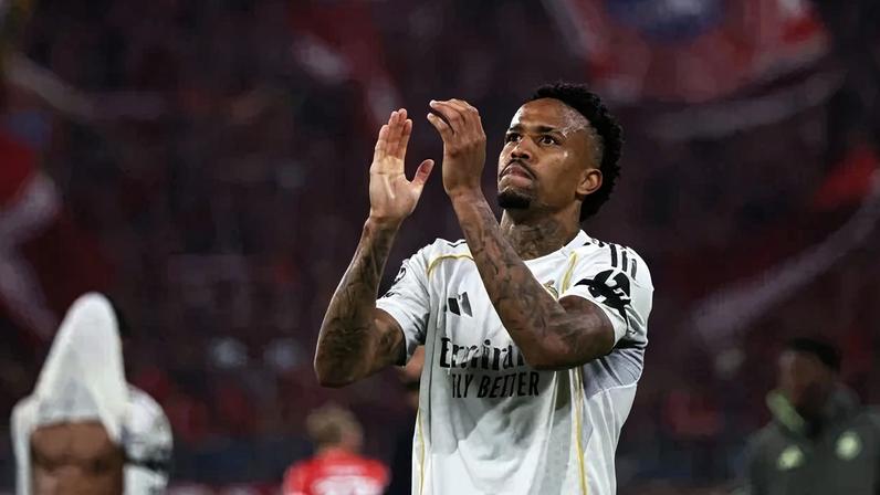No último fim de semana, Éder Militão deixou o campo machucado ao correr em direção à bola para um chute a gol na vitória do Real Madrid por 2 x 1 contra o Alavés - (crédito: KARL-JOSEF HILDENBRAND / AFP)