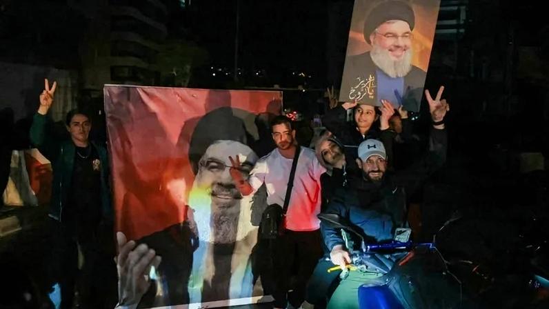 Simpatizantes do Hezbollah celebram com fotos do xeque Hassan Nasrallah, líder assassinado em 2024: festa no sul de Beirute - (crédito: Ibrahim Amro/AFP)