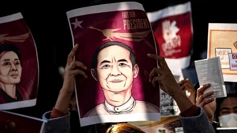 Ativistas de Myanmar seguram uma imagem do presidente civil de seu país, Win Myint, enquanto protestam em frente à embaixada de Myanmar em Tóquio, em 7 de fevereiro de 2021, depois que os militares do país tomaram o poder em um golpe - (crédito: Philip FONG / AFP)
