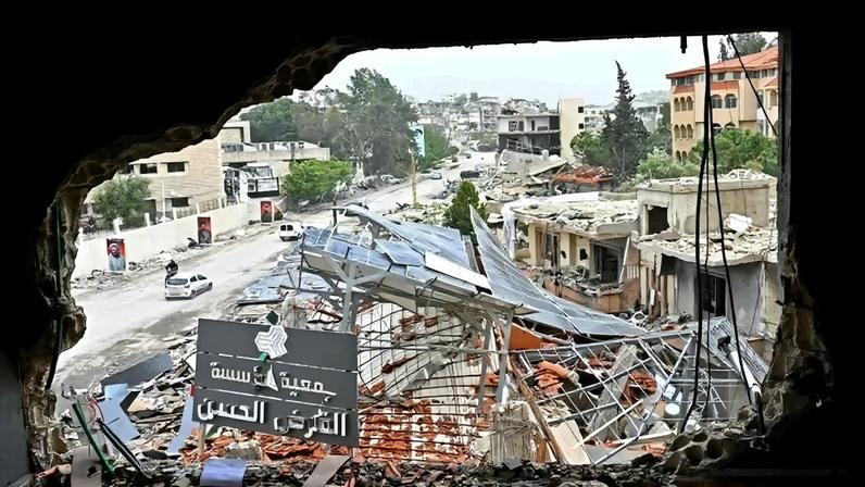 Moradores deslocados passam de carro por prédios destruídos enquanto retornam à cidade de Nabatieh, no sul do Líbano, em 18 de abril de 2026 - (crédito: FADEL ITANI / AFP)