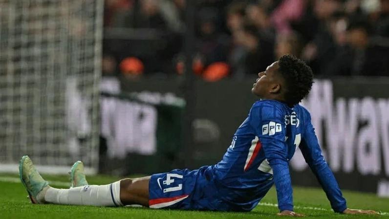 O meio-campista brasileiro do Chelsea, número 41, Estevão, reage após sofrer uma lesão durante a partida do Campeonato Inglês entre Chelsea e Manchester United, no Stamford Bridge, em Londres, em 18 de abril de 2026 - (crédito: GLYN KIRK / AFP)