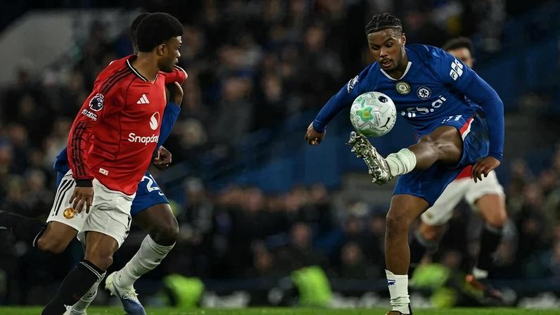 O defensor holandês do Chelsea, Jorrel Hato, domina a bola durante a partida entre Chelsea e Manchester United, em Stamford Bridge, Londres - (crédito: GLYN KIRK/AFP)