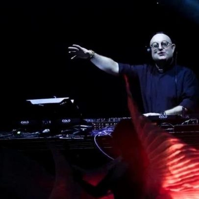 Padre DJ faz homenagem ao Papa Francisco em rave em Buenos Aires