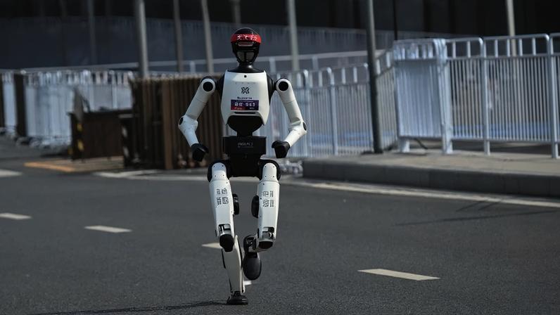 Um robô corre na segunda Meia Maratona de Beijing E-Town e Meia Maratona de Humanoides em Pequim, em 19 de abril de 2026