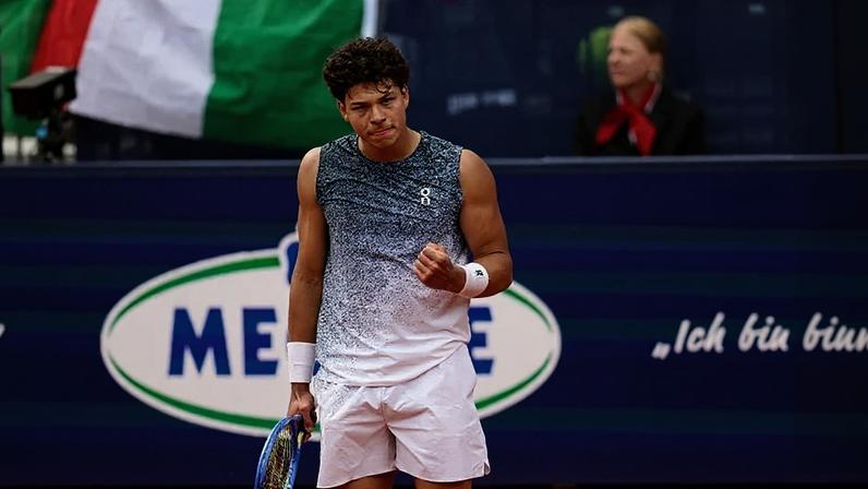 O americano Ben Shelton reage após derrotar o italiano Flavio Cobolli (não aparece na foto) na final de simples masculina do torneio de tênis ATP Munich Open, em Munique, sul da Alemanha, em 19 de abril de 2026 - (crédito: ALEXANDRA BEIER / AFP)