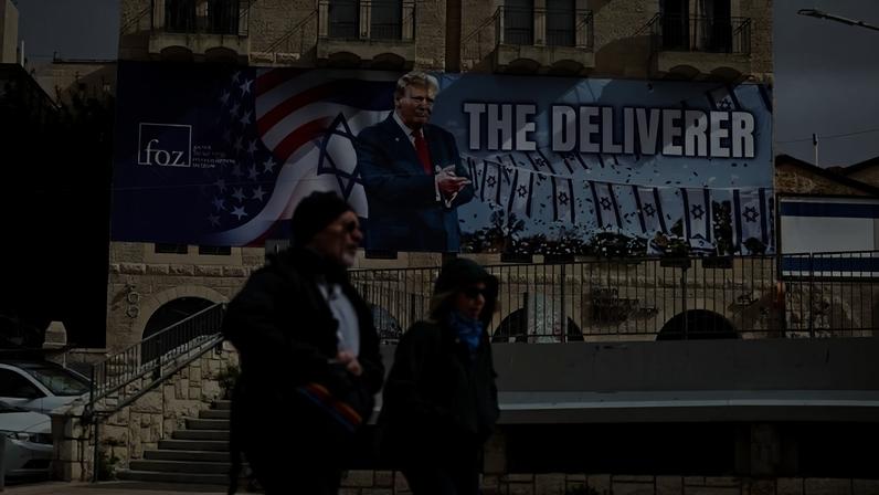 Outdoor estampado em Jerusalém com a fotografia de Trump e o termo "O Libertador": alusão à campanha militar no Irã