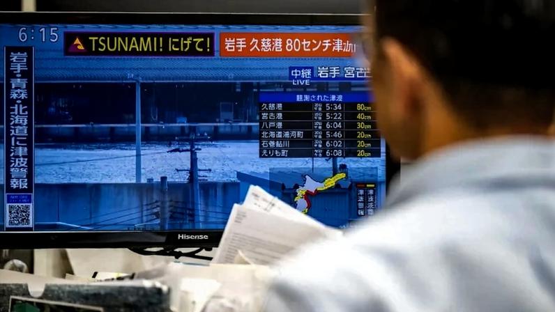 Mensagem de alerta em uma tela de uma transmissão ao vivo da NHK com um aviso de tsunami após um terremoto atingir o norte do Japão, em Tóquio, em 20 de abril de 2026.