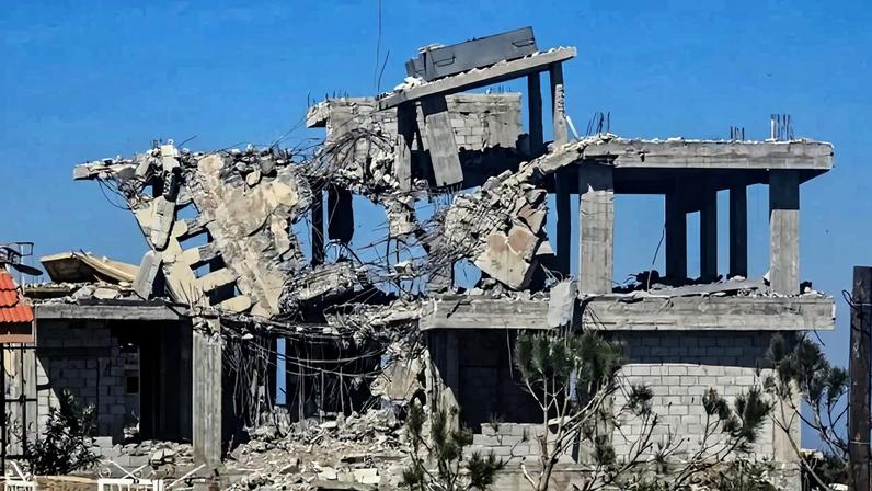 Os destroços de uma casa em construção destruída pelo exército israelense na aldeia de Beit Lif, no distrito de Bint Jbeil, no sul do Líbano, em 22 de abril de 2026 - (crédito: Kawnat HAJU / AFP)