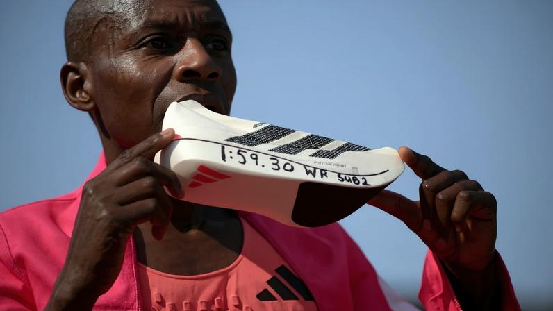 O Adizero Adios Pro Evo 3 pesa 97 gramas e custa, em média, US$ 500 - (crédito: AFP)