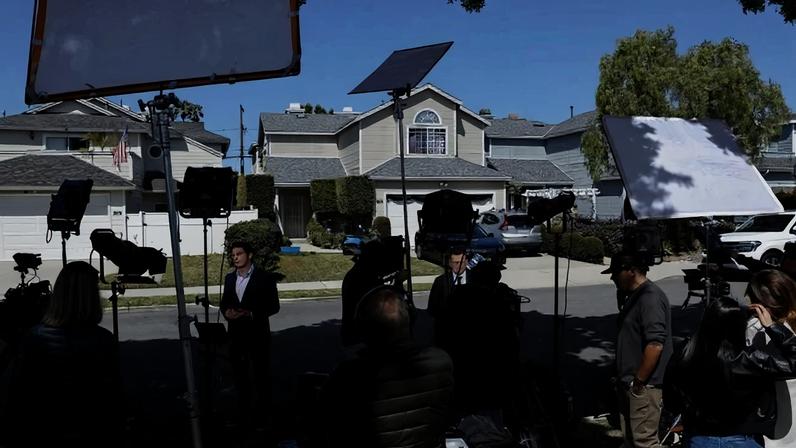 Jornalistas posicionados do lado de fora da casa onde vivia Cole Tomas Allen, em Torrance, na Califórnia - (crédito: Mario Tama/Getty Images/AFP)