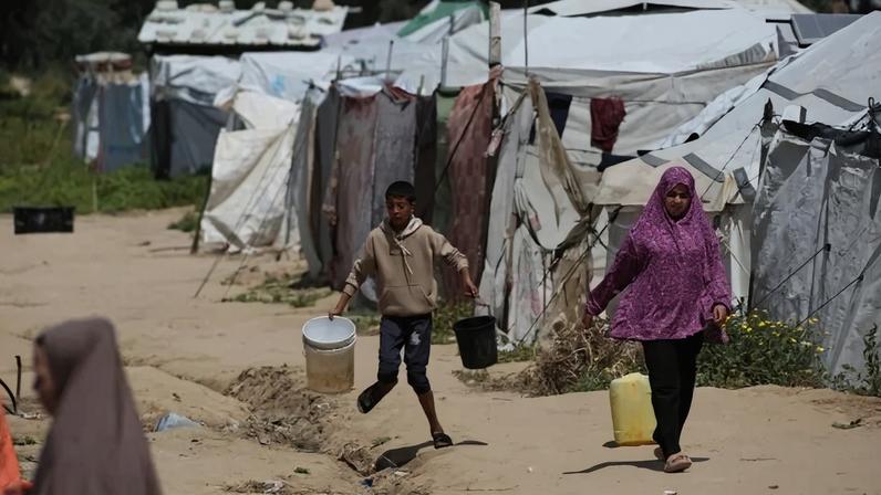 Pessoas buscam água potável no campo de refugiados palestinos de Bureij, na região central da Faixa de Gaza, em 28 de abril de 2026. - (crédito: AFP)