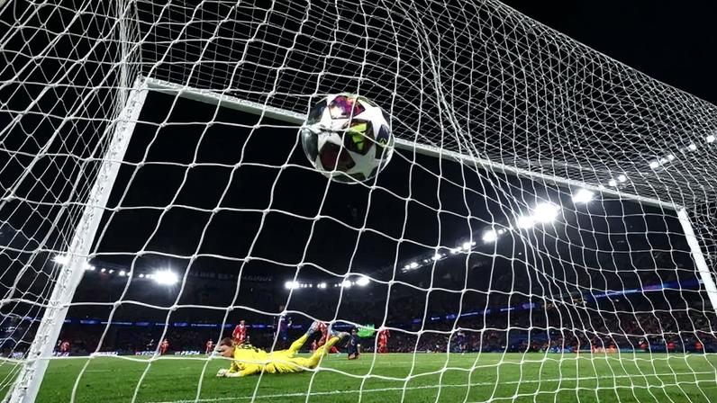 Rede balança no Parque dos Príncipes: marca estabelecida por PSG e Bayern iguala partida entre Eintracht Frankfurt e Rangers - (crédito: Franck Fife/AFP)