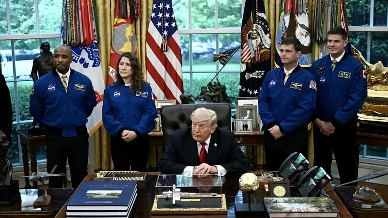 Donald Trump discursa ao saudar os astronautas da Artemis, na Casa Branca