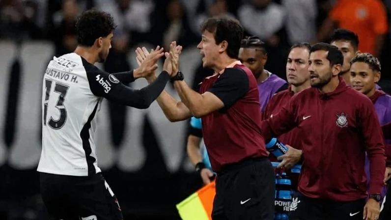 Corinthians' defender #13 Gustavo Henrique celebrates with head coach Fernando Diniz after scoring his team's first goal during the Copa Libertadores group stage football match between Brazil's Corinthians and Uruguay's Penarol at the Neo Quimica Arena stadium in Sao Paulo, Brazil on April 30, 2026. (Photo by Miguel SCHINCARIOL / AFP)