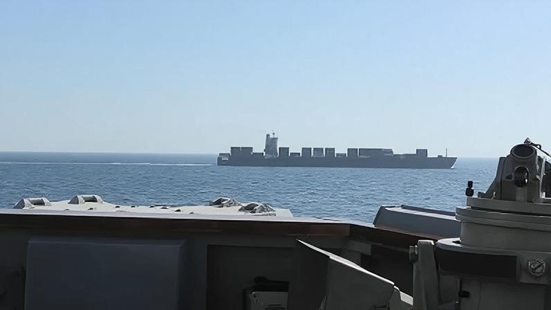 O navio cargueiro de bandeira iraniana Touska, durante interceptação da Marinha dos EUA neste domingo (19)