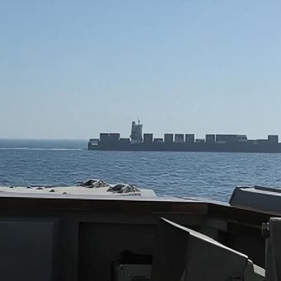 Marinha dos EUA ataca navio cargueiro do Irã