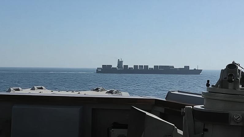 O navio cargueiro de bandeira iraniana Touska, durante interceptação da Marinha dos EUA neste domingo (19)