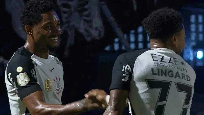 Lingard recebe o carinho de Vitinho após fazer o gol do Corinthians sobre o Barra - (crédito: Foto: reprodução de video)