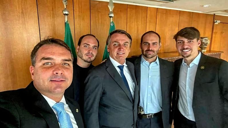 Na foto, da esquerda para a direira: Flávio Bolsonaro, Carlos Bolsonaro, Jair Bolsonaro, Eduardo Bolsonaro e Renan Bolsonaro. - (crédito: Reprodução/X)