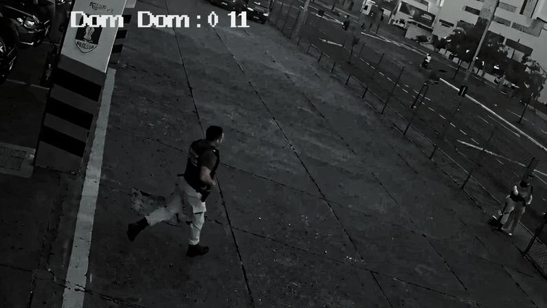 Bombeiros correm para portão do batalhão onde mãe se desespera com filho de 1 mês sufocando no seu colo - (crédito: Reprodução/CBMMG)