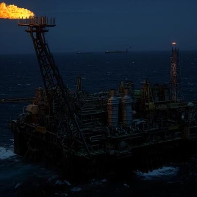 Petróleo cai mais de 10% após Irã anunciar reabertura do Estreito de Ormuz