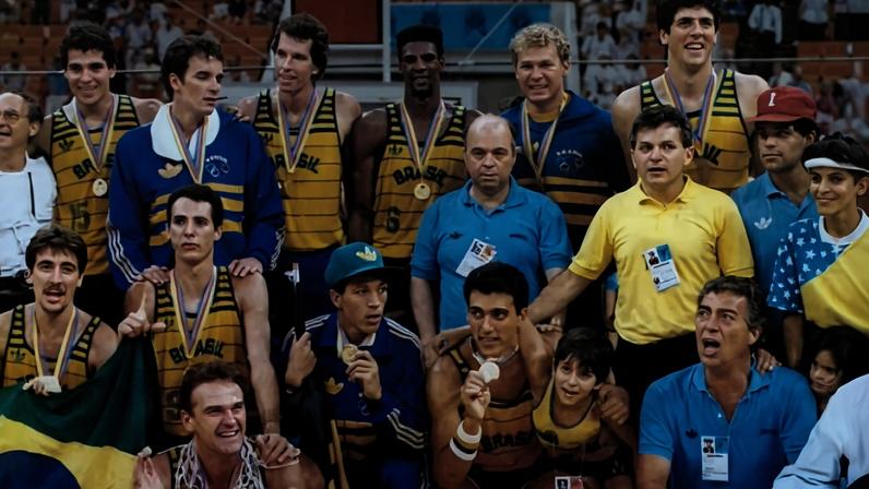 Com medalhas de ouro em mãos, a Seleção Brasileira que derrotou os EUA na final do Pan-Americano, em Indianápolis, em 1987 - (crédito: Reprodução / 'X' / @jpsampaio)