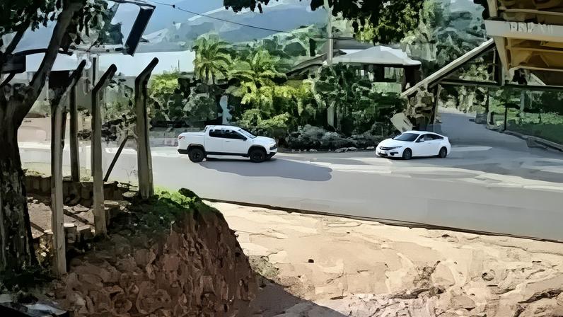 O suspeito colidiu contra outro veículo que saía de um condomínio às margens da rodovia, mas continuou a tentativa de escapar - (crédito: PMMG/Reprodução)