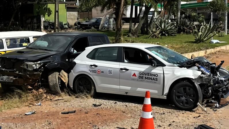 Se envolveram no acidente um veículo oficial da Secretaria de Estado de Saúde de Minas Gerais e uma caminhonete Toyota Hilux - (crédito: Corpo de Bombeiros/Reprodução)