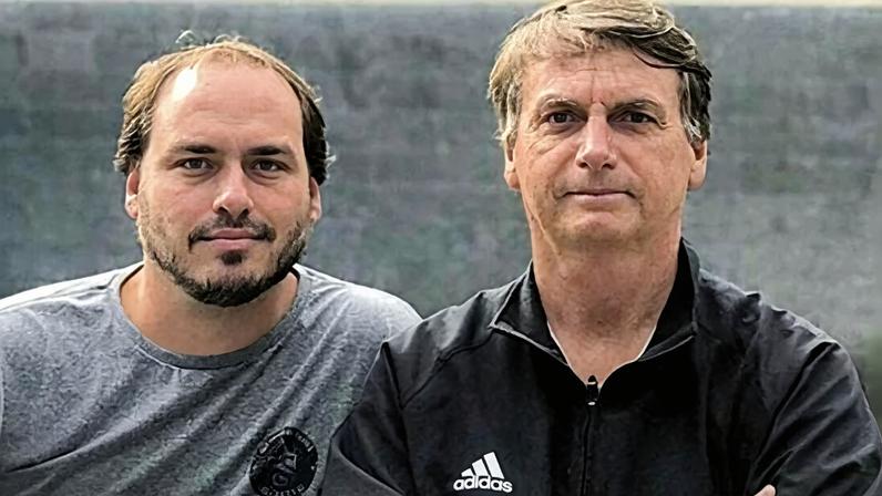 Carlos Bolsonaro e Jair Bolsonaro - (crédito: REDES SOCIAIS/REPRODUÇÃO)