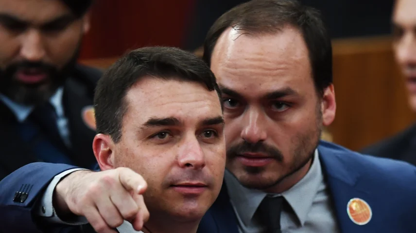Os irmãos Flávio e Carlos Bolsonaro - (crédito: EVARISTO SA / AFP)