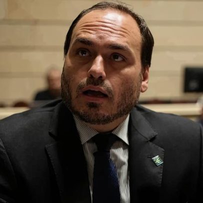Carlos Bolsonaro critica prisão do pai e aponta injustiça após cinco meses