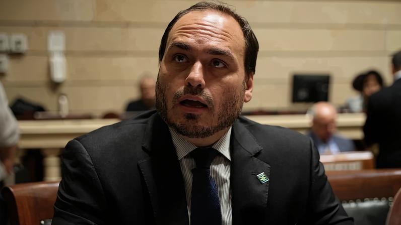 Carlos Bolsonaro classificou a detenção como "injustificável" e criticou a decisão que levou o pai à condenação - (crédito: EM Política)