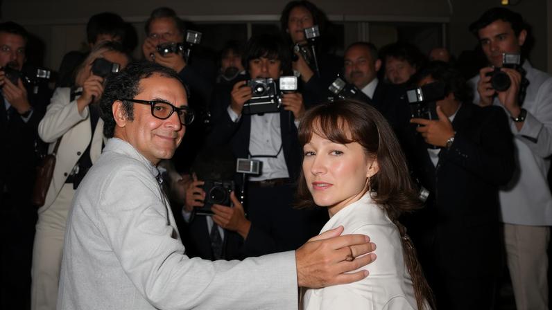 (FILES) In this file photo taken on May 22, 1980 Franco-Swiss film director Jean-Luc Godard (L) accompanied by French actress Nathalie Baye pose for the presentation of his film "Sauve qui peut (la vie)" during the 33th Cannes International Film Festival in Cannes. Franco-Swiss filmmaker Jean-Luc Godard, died "peacefully" on September 13, 2022 at his home in the small town of Rolle in Switzerland, his family said in a statement. (Photo by Ralph GATTI / AFP)
