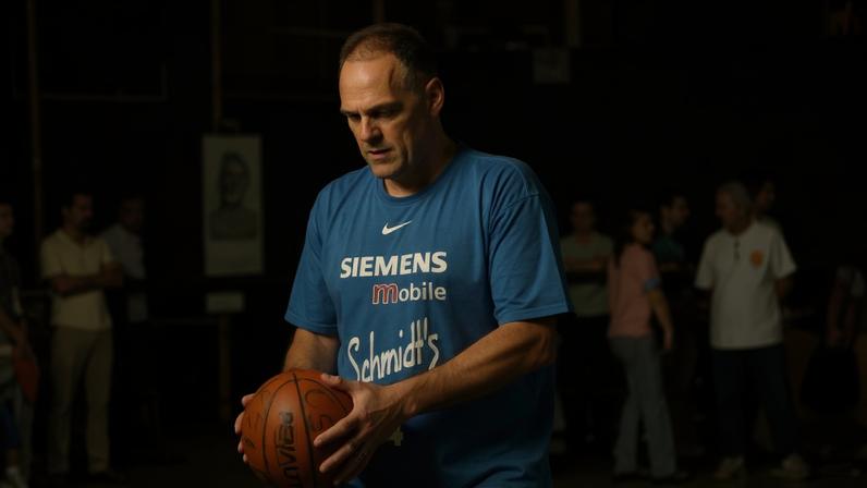 Brasil. Brasilia - DF. Pauta: Oscar Schmidt faz despedida do basquete em jogo dos Schmidt X CSUV1 (Clube Social Unidade Vizinhaca numero 1) time onde Oscar comecou a jogar. Na foto: Oscar durante o jogo. Brasilia, 05/06/2004. Foto: Jose Varella/CBPress. ID. Ed. Esportes. Oscar Schmidt faz despedida do basquete em jogo dos Schmidt X CSUV1 (Clube Social Unidade Vizinhaca numero 1) time onde Oscar comecou a jogar. Na foto: Oscar durante o jogo.