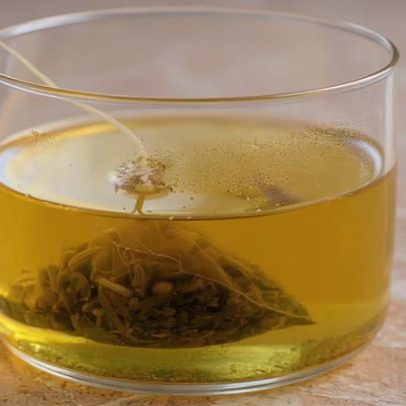 Chá relaxante ajuda a dormir e alivia dores de estômago