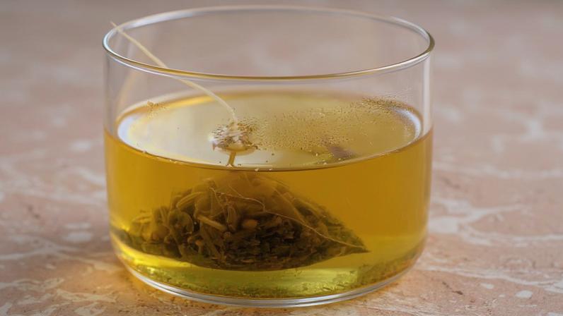 Chá relaxante ajuda a dormir e alivia dores de estômago